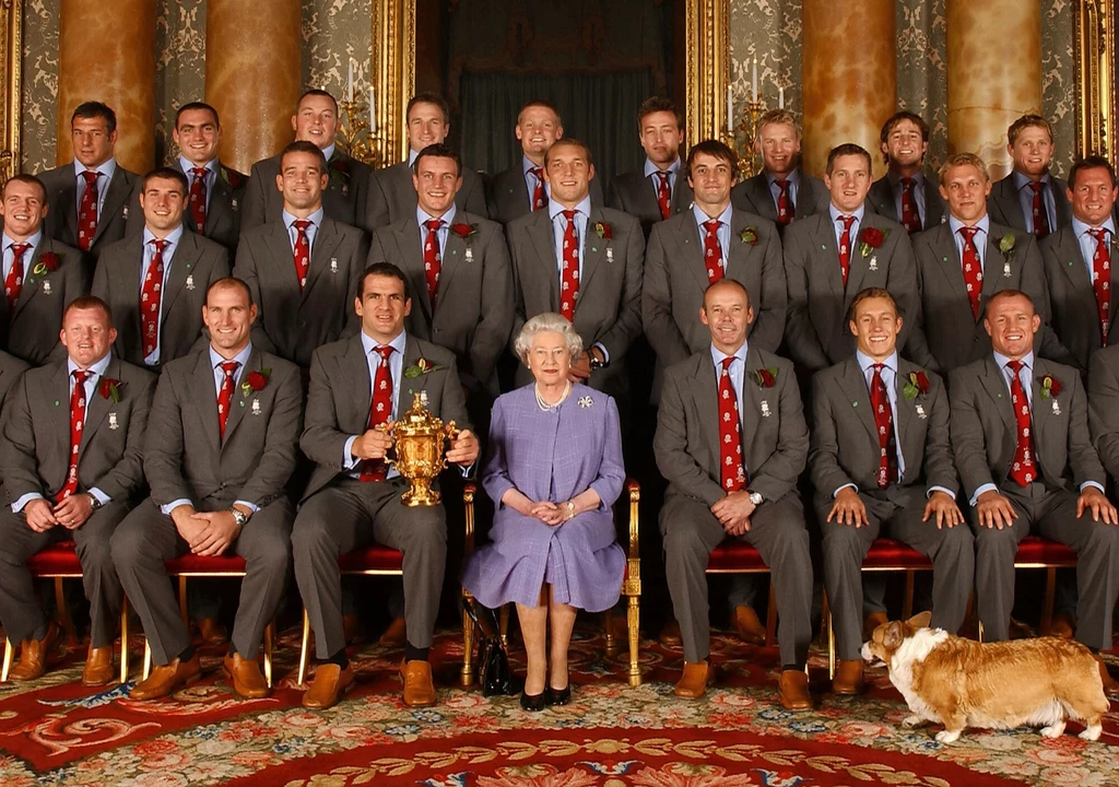 Królowa Elżbieta, reprezentacja Anglii w rugby i Berry, ukochany corgi królowej