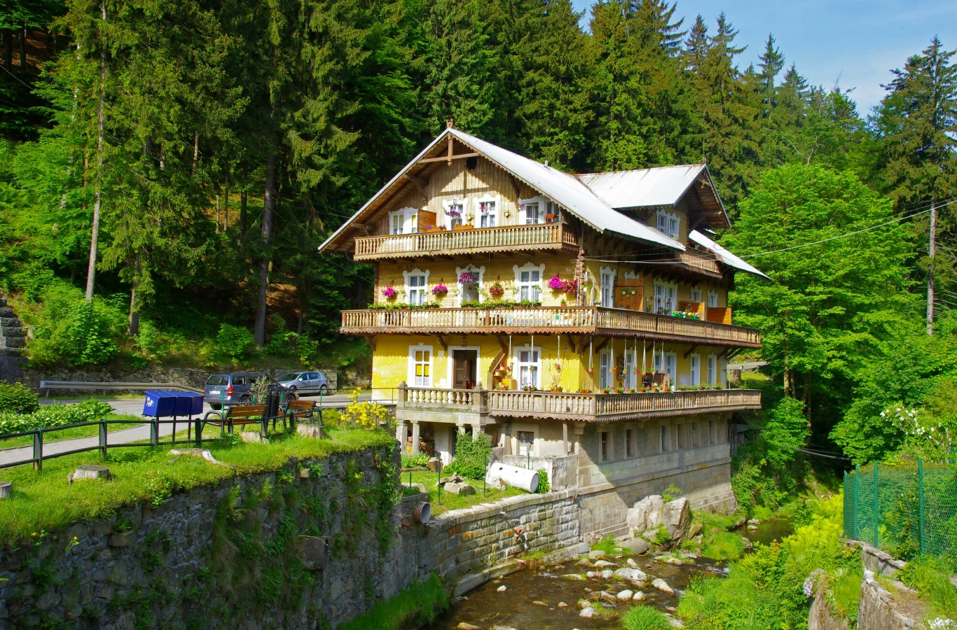 Architektura w Międzygórzu sprawia, że będąc w tym miejscu czujemy alpejski klimat Architektura w Międzygórzu sprawia, że będąc w tym miejscu czujemy alpejski klimat