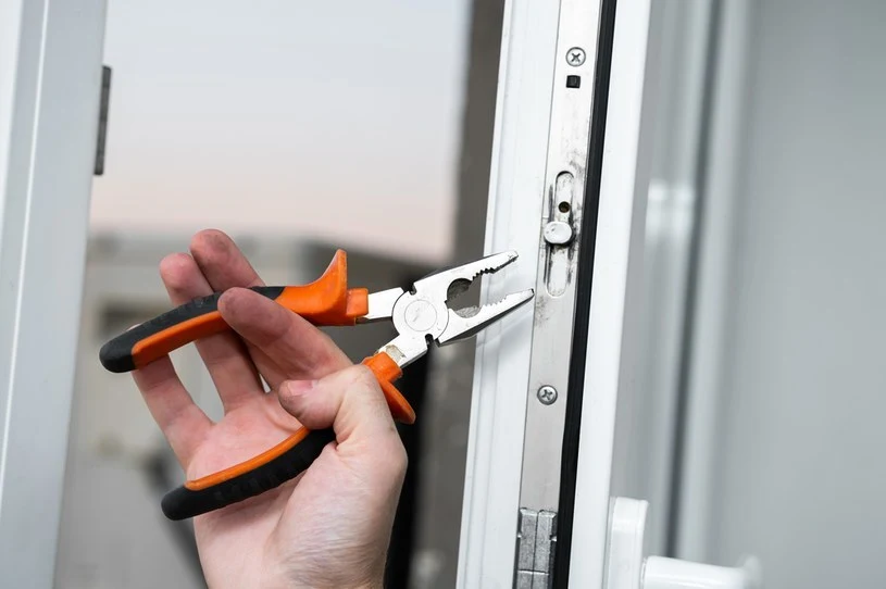 Jak wyregulować okna na zimę? Ustawianiem zawiasów i rolek ryglujących można zająć się samodzielnie. Jak wyregulować okna na zimę? Ustawianiem zawiasów i rolek ryglujących można zająć się samodzielnie.