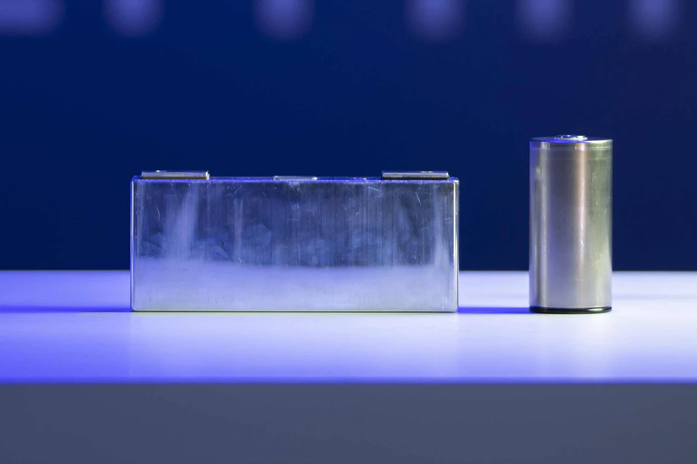 Ogniwa o konstrukcji pryzmatycznej vs. nowe, cylindryczne ogniwa BMW