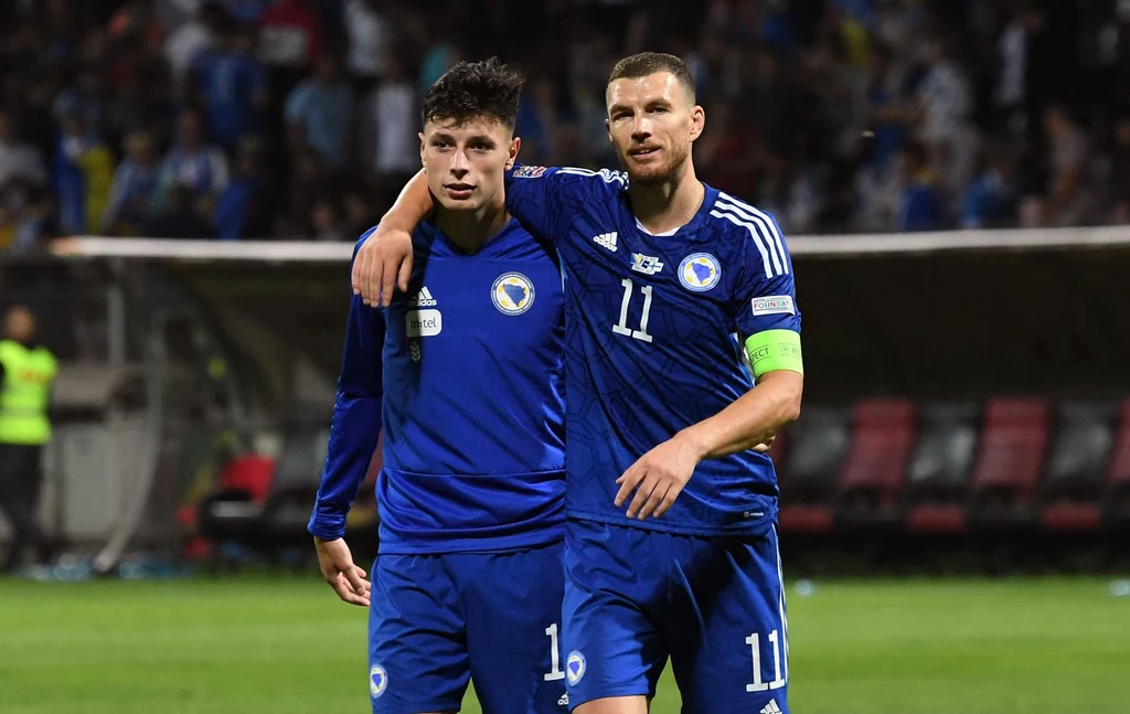 Haris Duljević (L) i kapitan reprezentacji Bośni i Hercegowiny Edin Dżeko
