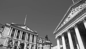 Decyzja o stopach w Wielkiej Brytanii tydzień później z powodu żałoby po śmierci królowej