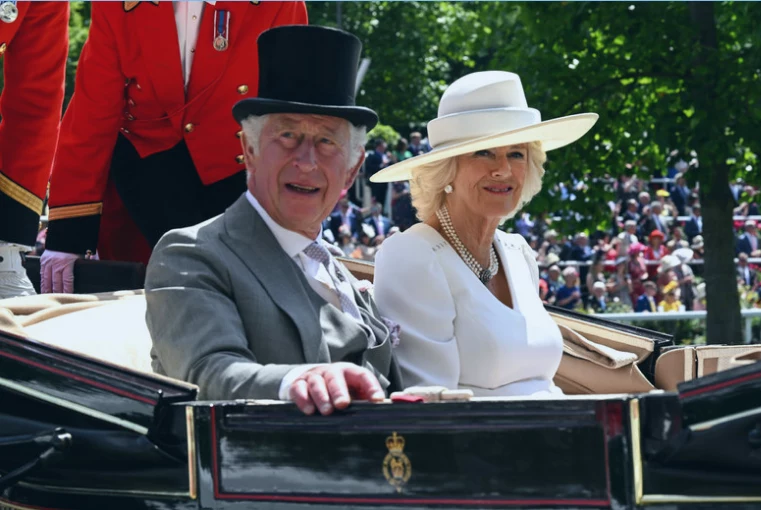 Król Karol i królowa małżonka Camilla