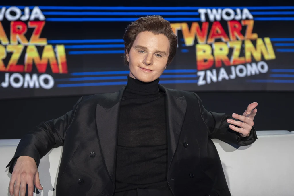 Kuba Zdrójkowski w drugim odcinku "Twoja Twarz Brzmi Znajomo". Kuba Zdrójkowski w drugim odcinku "Twoja Twarz Brzmi Znajomo".