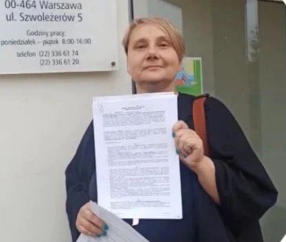 Danuta Wieczorkiewicz, prezes Fundacji Zobacz... Jestem, z umową najmu lokalu na Kryzysowy Oddział Ratunkowy Danuta Wieczorkiewicz, prezes Fundacji Zobacz... Jestem, z umową najmu lokalu na Kryzysowy Oddział Ratunkowy