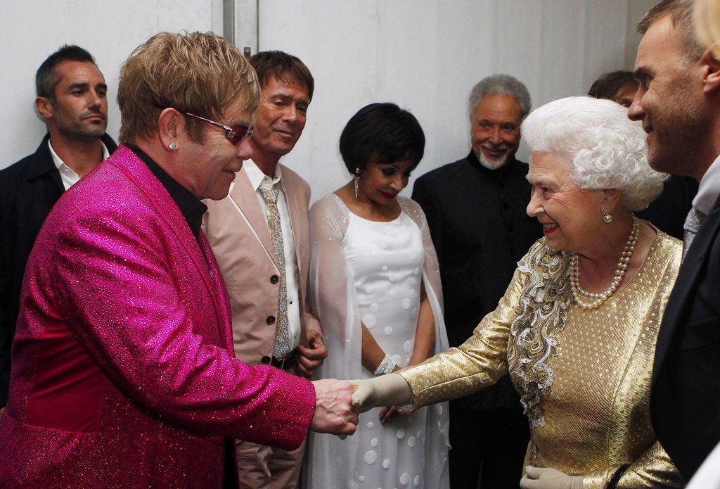 Elton John i królowa Elżbieta II w 2012 r.