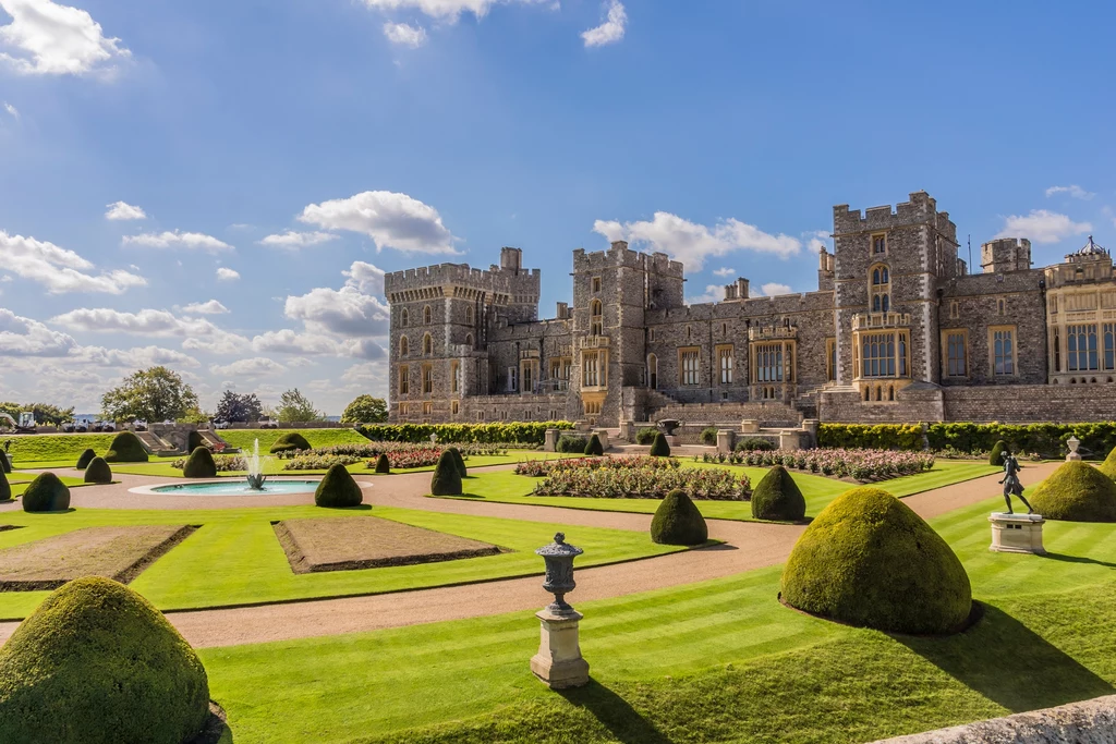 Zamek Windsor, podobnie jak Pałac Buckingham, należy do aktualnie panującego władcy.