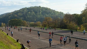 Starty odbywają się od świtu do nocy. Na uczestników i kibiców czeka Miasteczko Biegowe
