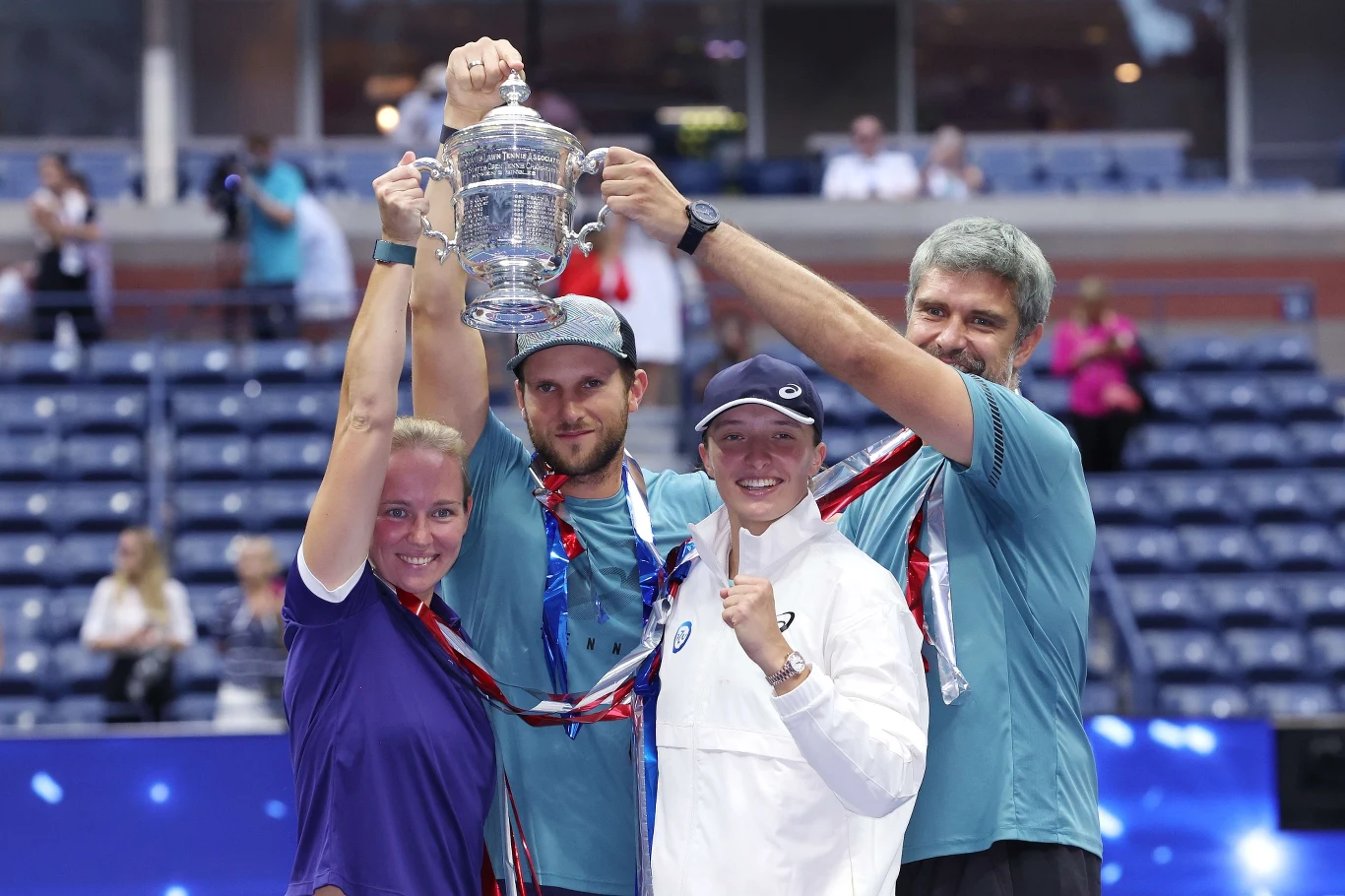 Maciej Ryszczuk (drugi z lewej) w teamie Igi Świątek Maciej Ryszczuk (drugi z lewej) w teamie Igi Świątek