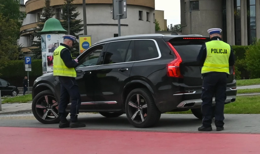 Kierowca nie może odmówić przeszukania samochodu, ale może łatwo skłonić policjantów do zmiany zdania