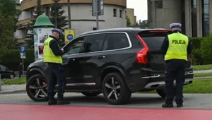 Kierowca nie może odmówić przeszukania samochodu, ale może łatwo skłonić policjantów do zmiany zdania