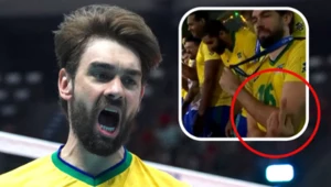 MŚ siatkarzy. Brazylijczyk Lucas Saatkamp podczas ceremonii medalowej pokazał do kamery środkowy palec