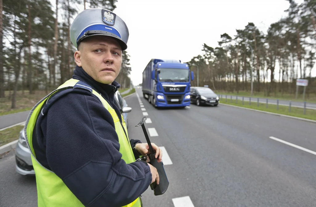 Kierowca ciężarówki wykonuje ciężką i niebezpieczną pracę. Nowe przepisy sprawiają, że dodatkowo naraża się na szybką utratę prawa jazdy i wysokie kary finansowe