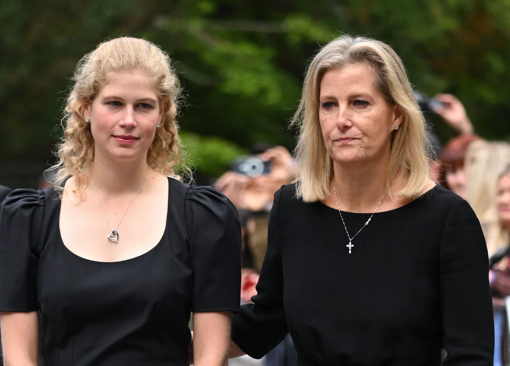 Lady Louise Windsor z matką poza zamkiem Balmoral 10 września 2022