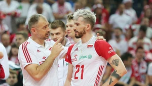 MŚ siatkarzy 2022. Tomasz Fornal w rozmowie z trenerem Nikolą Grbiciem podczas finałowego meczu z Włochami