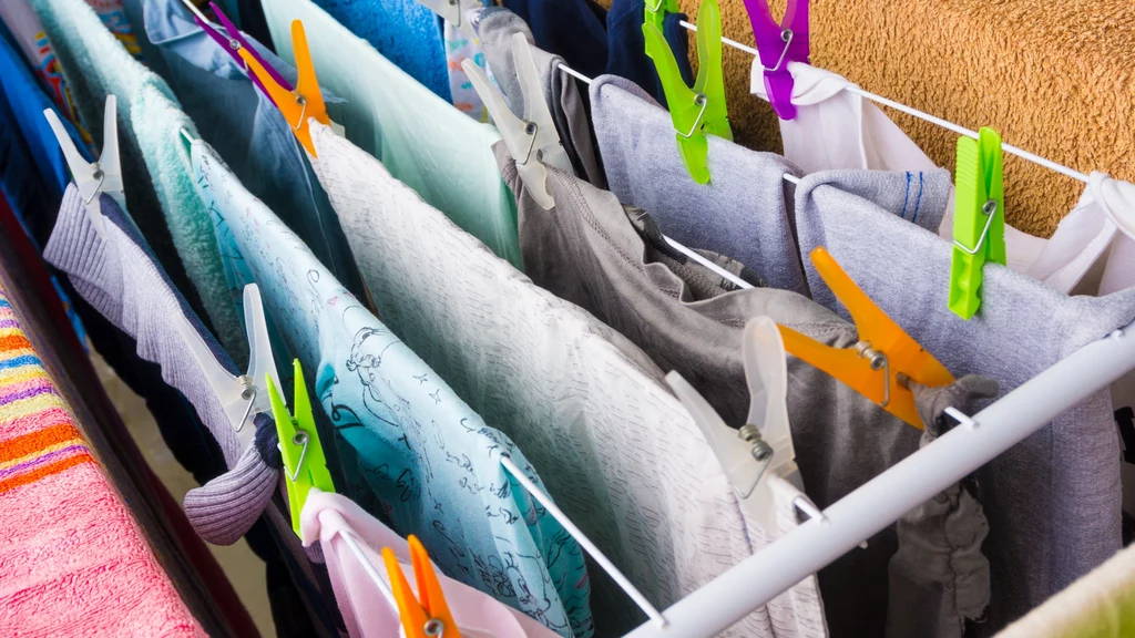 Najlepszym rozwiązaniem w okresie jesienno-zimowym jest suszenie prania na rozkładanej suszarce