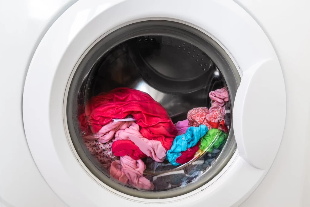 Aby zapobiec przykremu zapachowi mokrego prania, ubrania należy wyjąć od razu po zakończeniu programu