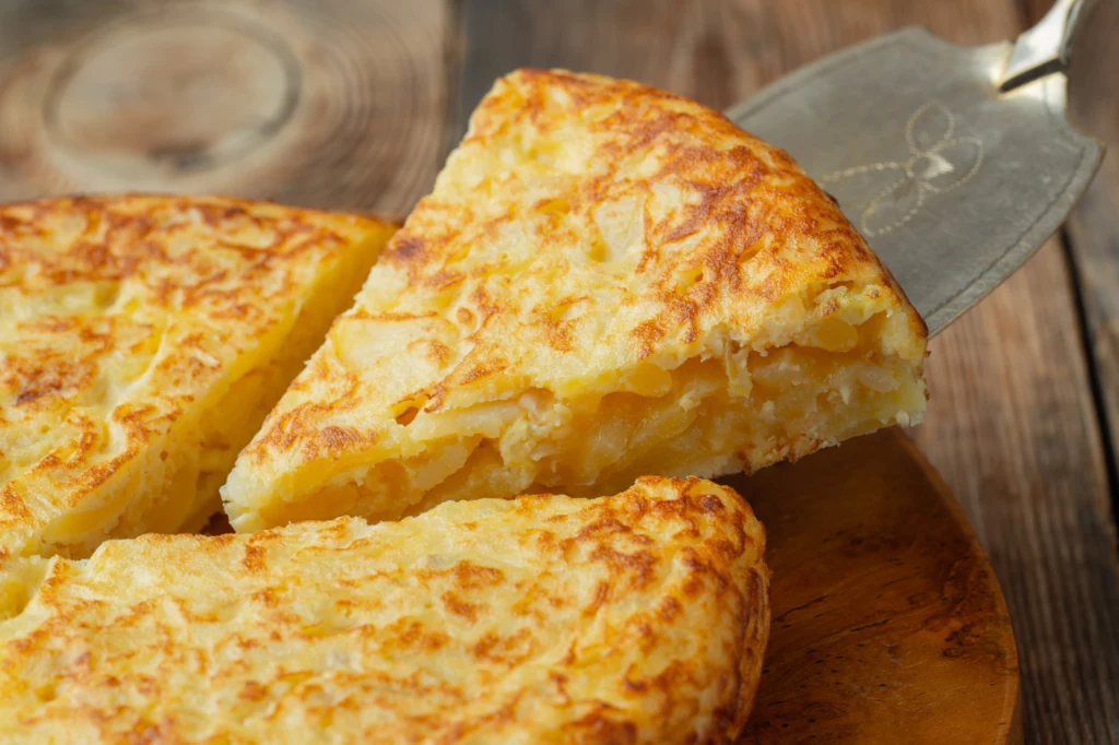 Hiszpańska tortilla de patatas podawana jest zarówno na ciepło, jak i na zimno