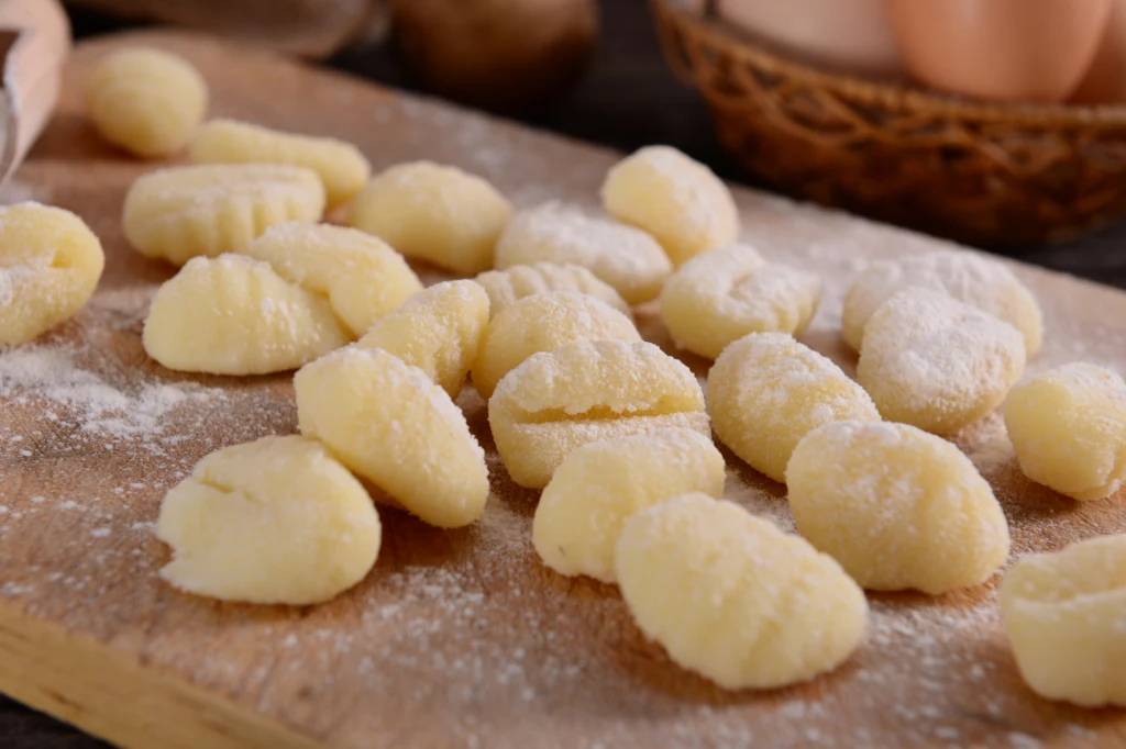 Gnocchi to tradycyjne włoskie danie, które dla wielu stanowi podobiznę naszych rodzimych klusek kopytek