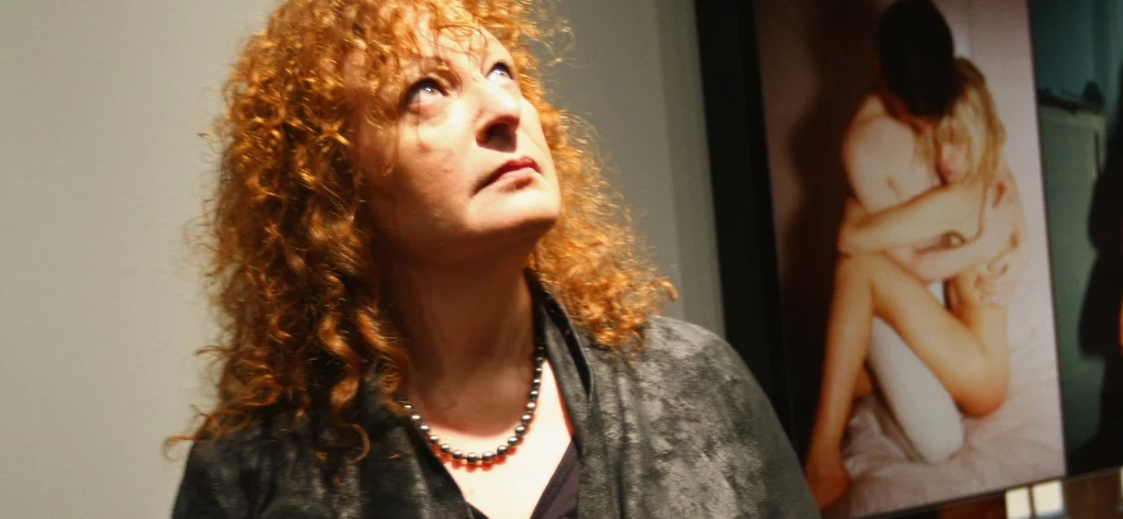 Nan Goldin - bezkompromisowa amerykańska fotografka. Jej zdjęcia budziły zarówno podziw, jak i kontrowersje