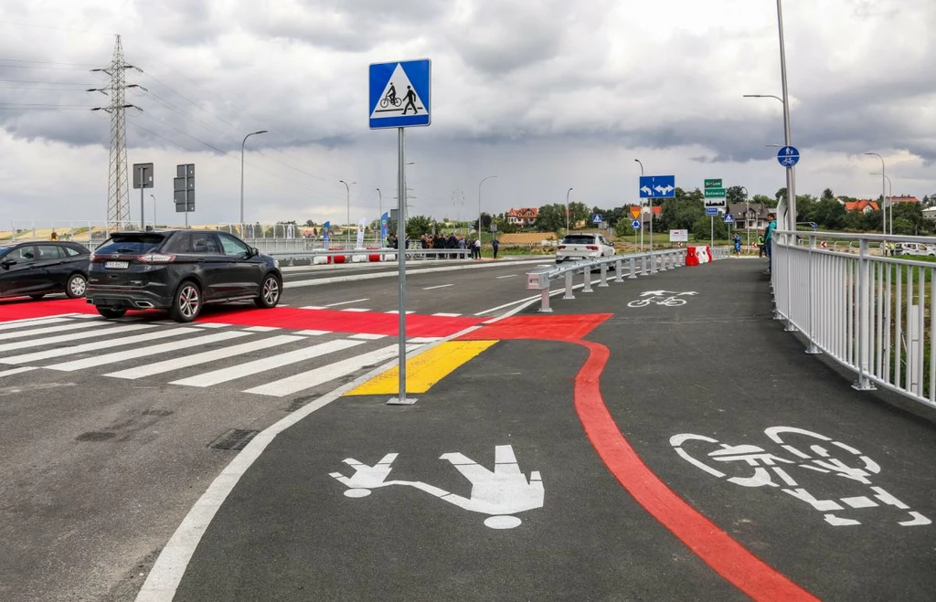 W takiej sytuacji rowerzysta wjeżdżający na przejazd nie ma pierwszeństwa przed pojazdami - uzyskuje je dopiero będąc na przejeździe. Kluczowym dla tej kwestii jest przecinanie się kierunków ruchu