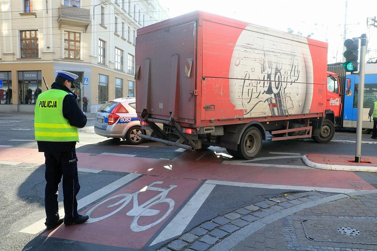 Skręcając w drogę poprzeczną kierowca ma obowiązek ustąpić pierwszeńśtwa rowerzyście Skręcając w drogę poprzeczną kierowca ma obowiązek ustąpić pierwszeńśtwa rowerzyście