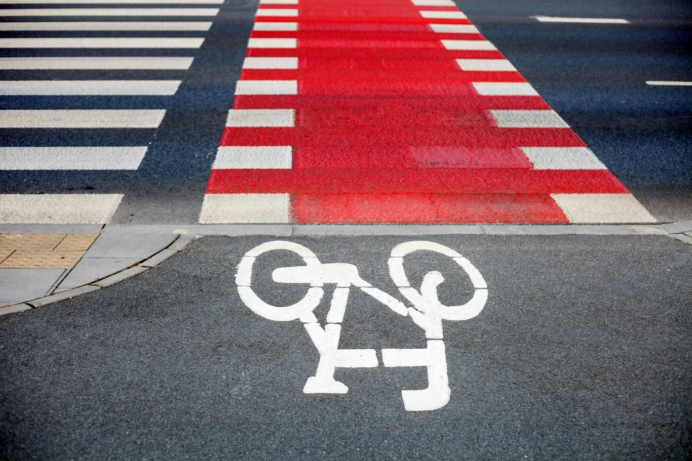 Rowerzysta zawsze ma pierwszeństwo przed pojazdami, gdy ZNAJDUJE SIE na przejeździe Rowerzysta zawsze ma pierwszeństwo przed pojazdami, gdy ZNAJDUJE SIE na przejeździe