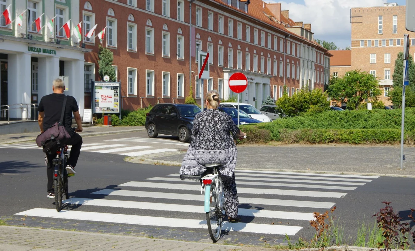 Przejeżdżanie rowerem przez przejście dla pieszych to wykroczenie karane mandatem w wysokości 50-100 zł Przejeżdżanie rowerem przez przejście dla pieszych to wykroczenie karane mandatem w wysokości 50-100 zł