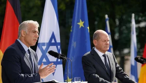 Premier Izraela Jair Lapid (L) oraz kanclerz Niemiec Olaf Scholz