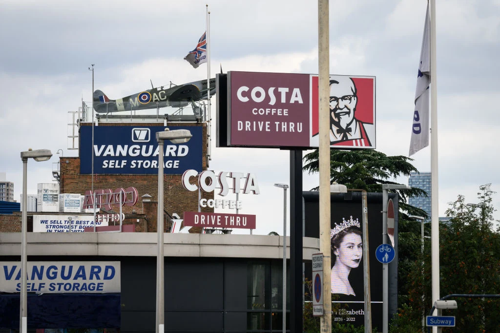 Kawa, fast food i królowa