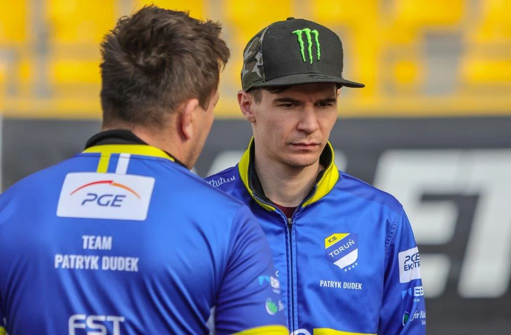 Patryk Dudek w rozmowie z członkiem swojego teamu Patryk Dudek w rozmowie z członkiem swojego teamu