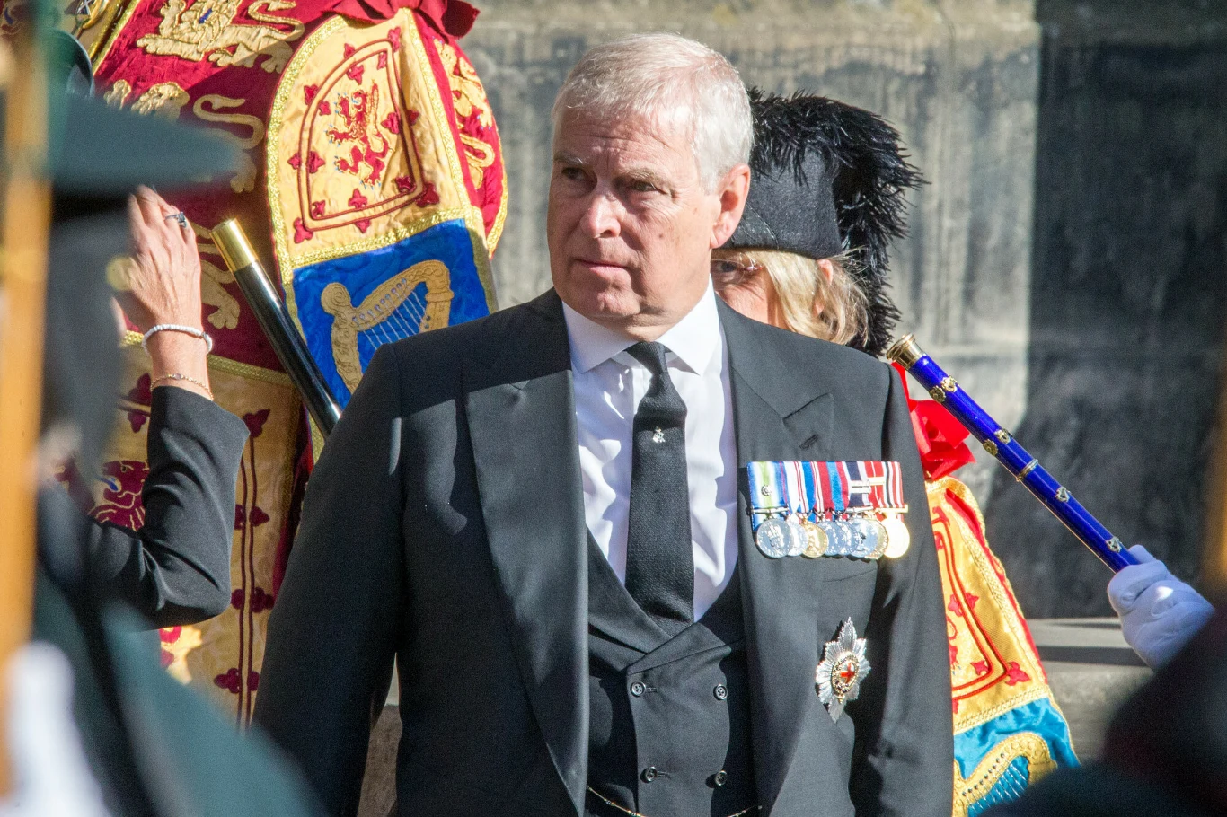 Książę Andrzej podczas mszy w intencji królowej Elżbiety II w katedrze w Endyburgu. Książę Andrzej podczas mszy w intencji królowej Elżbiety II w katedrze w Endyburgu.