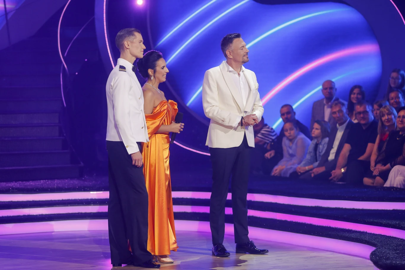 "Bardzo przejmująco zaśpiewałaś, jestem pewien, że Krzysztof jest z ciebie dumny!" - zwrócił się do wokalistki Krzysztof Ibisz. "Bardzo przejmująco zaśpiewałaś, jestem pewien, że Krzysztof jest z ciebie dumny!" - zwrócił się do wokalistki Krzysztof Ibisz.