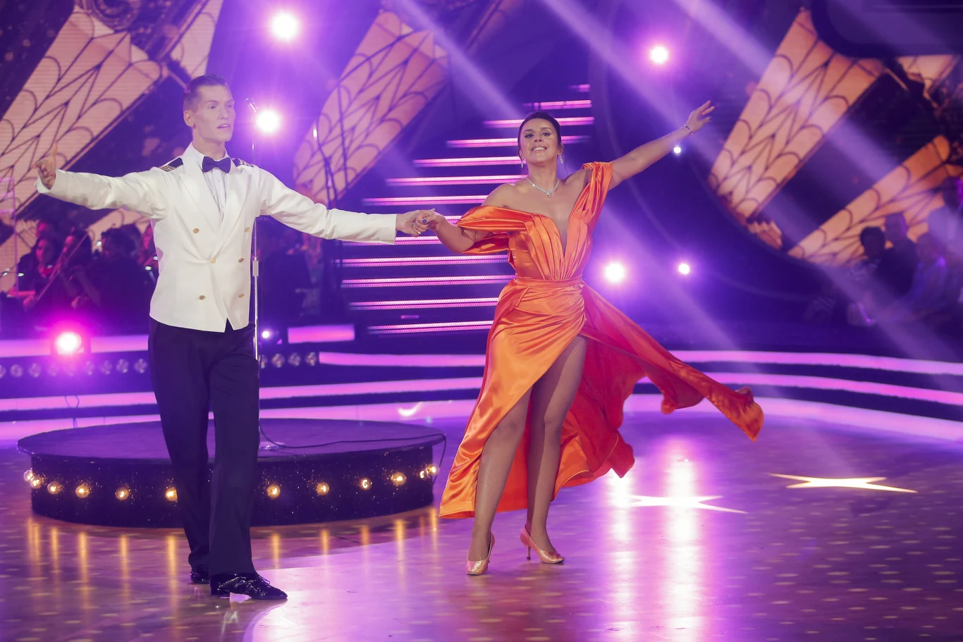 Podczas ocen Ivona Pavlovic zwróciła uwagę, że to trudne, by śpiewać, a później robić dobry taneczny spektakl. "Nie wiem, co się stało przez ten tydzień, ale jesteś dzisiaj subtelna, rozmarzona, to mi się bardzo podoba" - skomplementowała walca wiedeńskiego w wykonaniu pary. Dodała, że występ był idealny technicznie. Podczas ocen Ivona Pavlovic zwróciła uwagę, że to trudne, by śpiewać, a później robić dobry taneczny spektakl. "Nie wiem, co się stało przez ten tydzień, ale jesteś dzisiaj subtelna, rozmarzona, to mi się bardzo podoba" - skomplementowała walca wiedeńskiego w wykonaniu pary. Dodała, że występ był idealny technicznie.