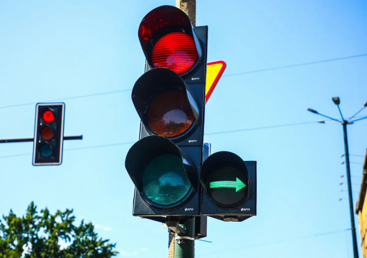 Wielu kierowców nie potrafi korzystać z zielonej strzałki zgodnie z przepisami Wielu kierowców nie potrafi korzystać z zielonej strzałki zgodnie z przepisami