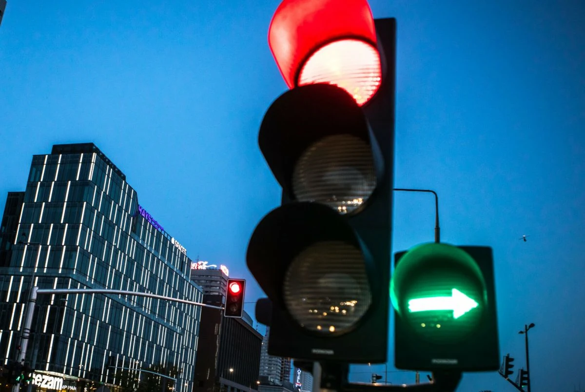 Wielu kierowców nie wie, że przed zieloną strzałką zawsze trzeba się zatrzymać Wielu kierowców nie wie, że przed zieloną strzałką zawsze trzeba się zatrzymać