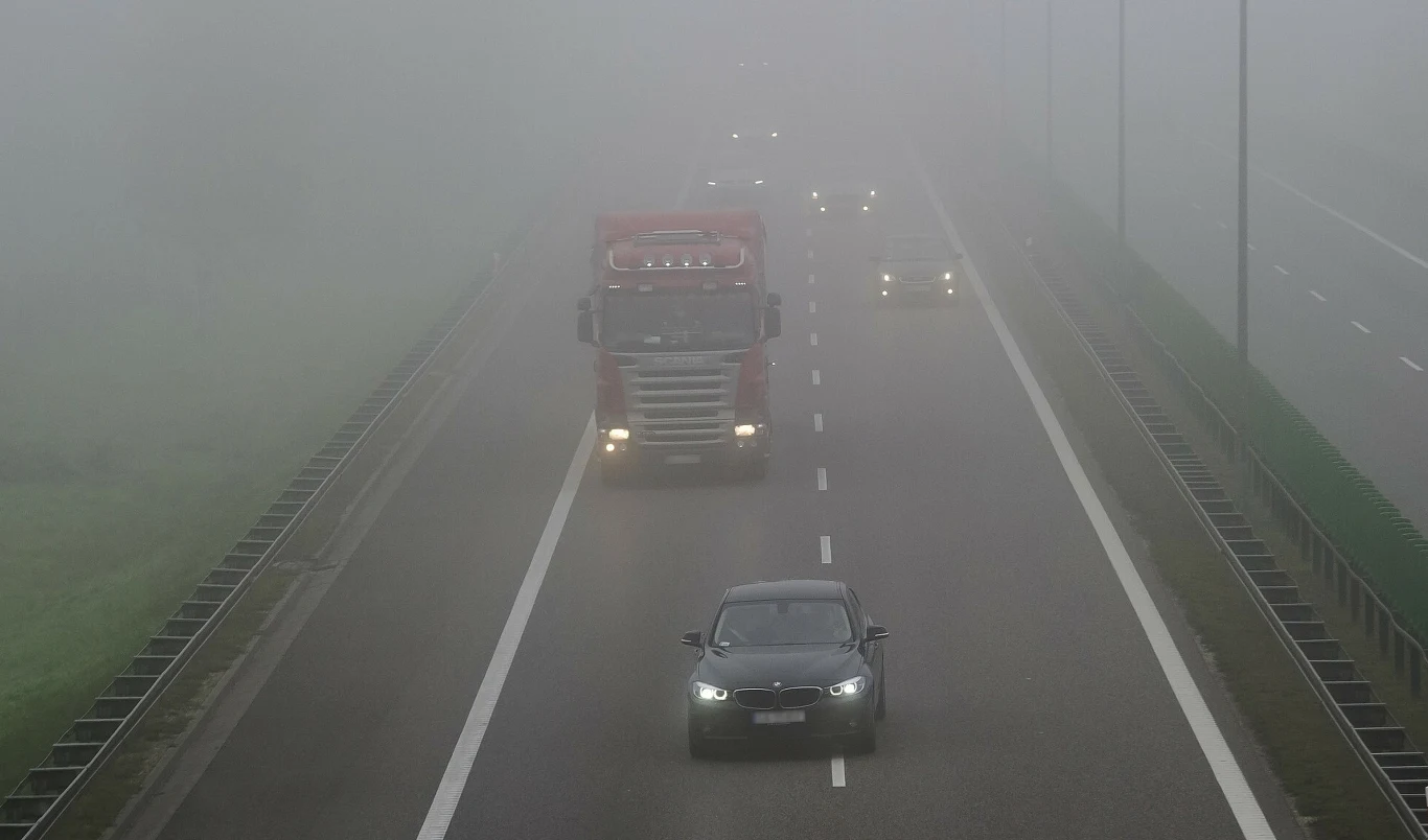Polskie prawo mówi między innymi o używaniu klaksonu we mgle Polskie prawo mówi między innymi o używaniu klaksonu we mgle