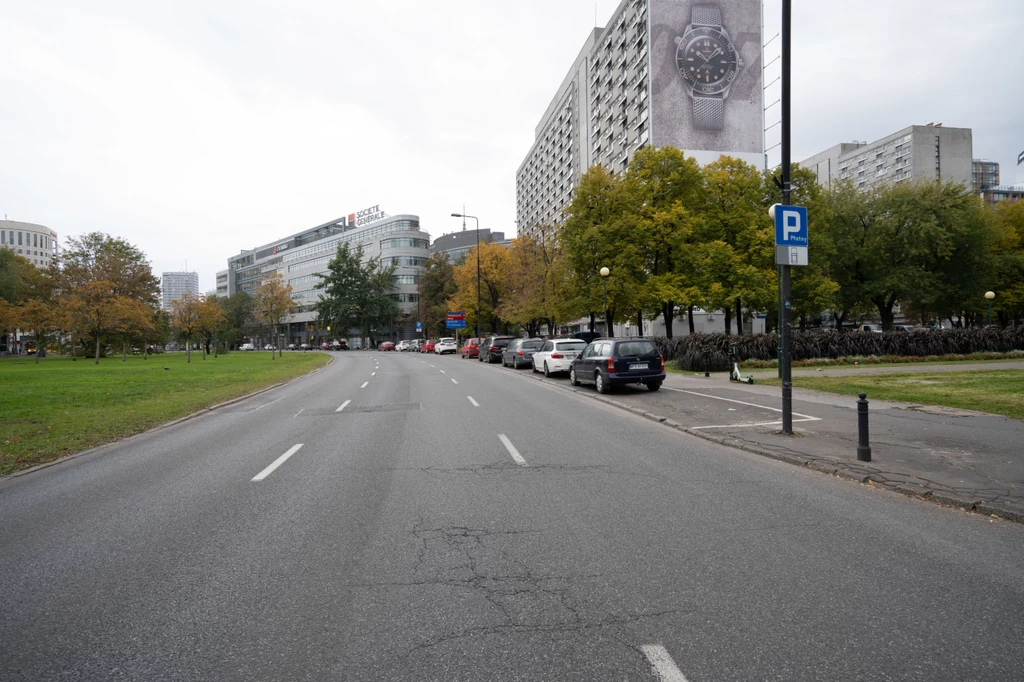 Marszałkowska dziś. Kierowcy płacą podatki drogowe i płacą za parkowanie. Mimo tego stracą jeden pas ruchu, będzie tam parking