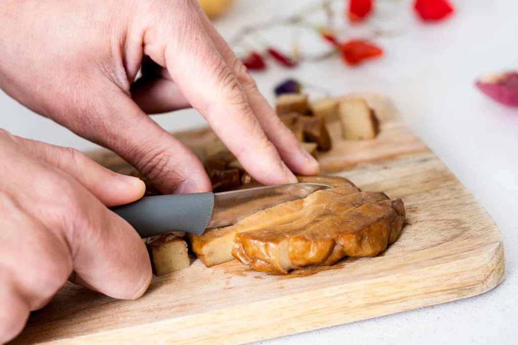 Seitan pokrojony w kawałki jest dobrą bazą m.in. do zup