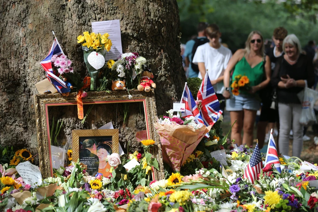 Po śmierci królowej Elżbiety II pod Pałacem Buckingham i w ogrodzie Green Park żałobnicy zostawili mnóstwo kwiatów i innych pamiątek. Władze starają się, aby miejsce nie zamieniło się w brzydkie wysypisko