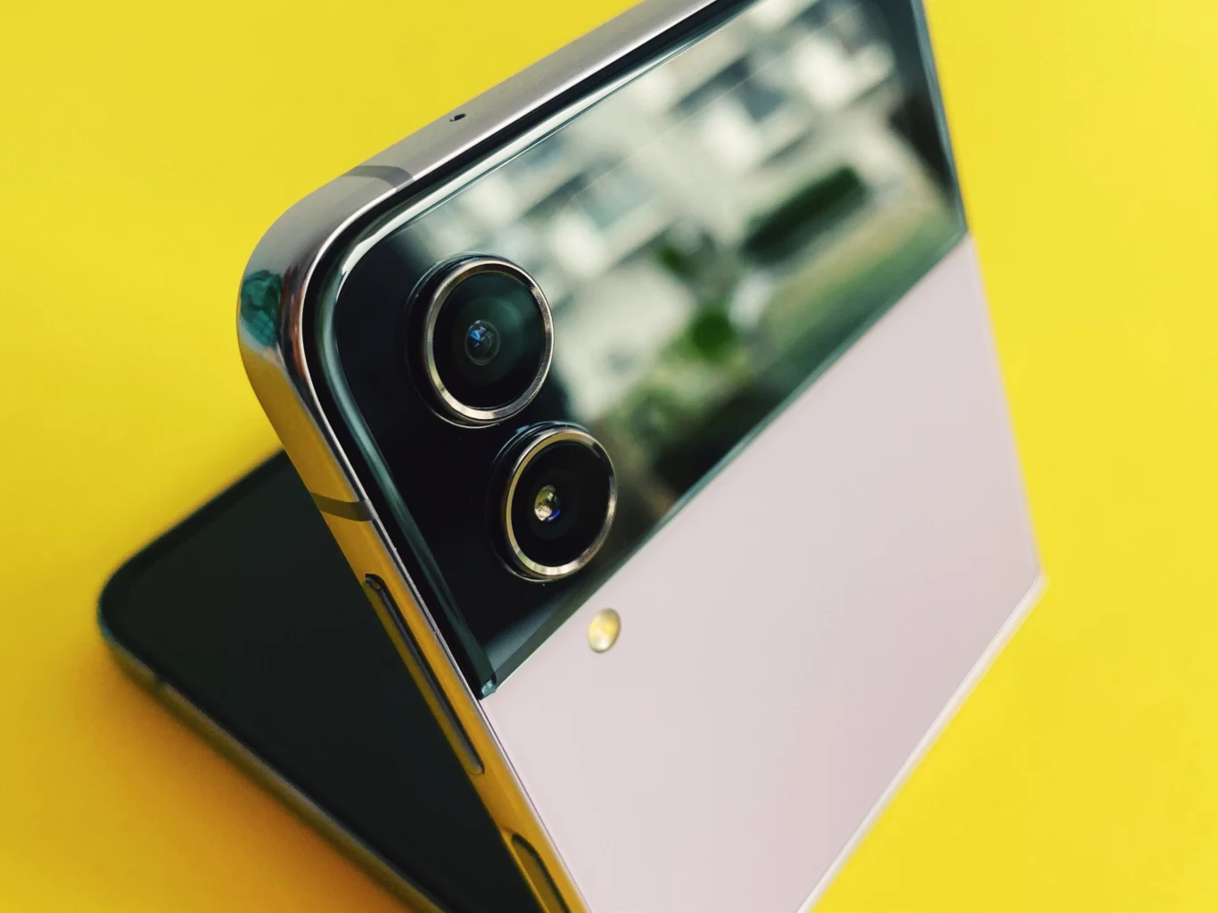 Samsung Galaxy Z Flip4 jest bardzo ładnie wykonany. Co ma w środku? Samsung Galaxy Z Flip4 jest bardzo ładnie wykonany. Co ma w środku?