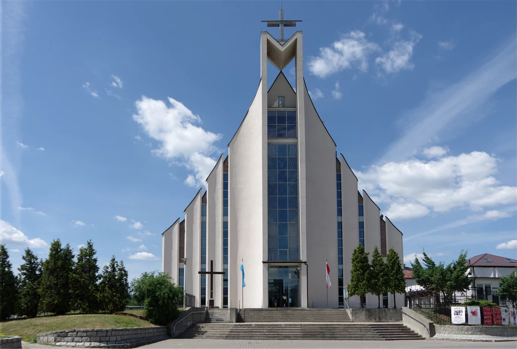 Kościół pw. Matki Bożej Królowej Wyznawców. Od 1997 r. Sanktuarium Matki Bożej Nauczycielki Młodzieży