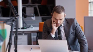 Pierwszym krokiem, jaki podejmują lub są gotowi podjąć przedsiębiorcy, żeby zachować stabilność finansową swojej firmy, jest rezygnacja z usług podmiotów zewnętrznych