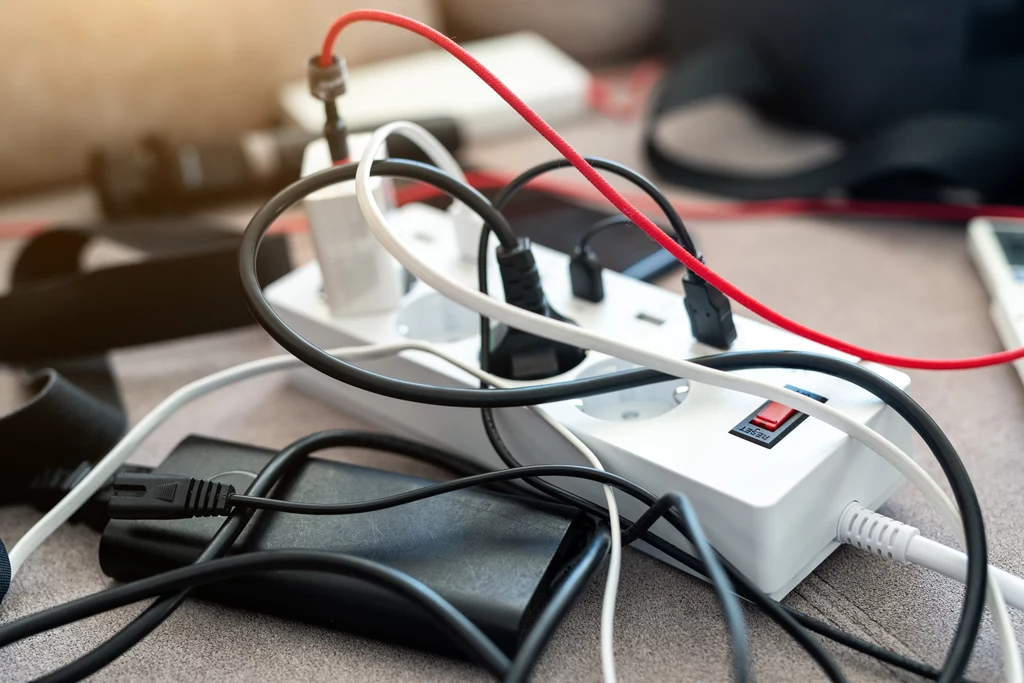 W dobie rosnących cen za energię elektryczną wielu przedsiębiorców zastanawia się, jak oszczędzać na rachunkach za prąd. Podpowiadamy
