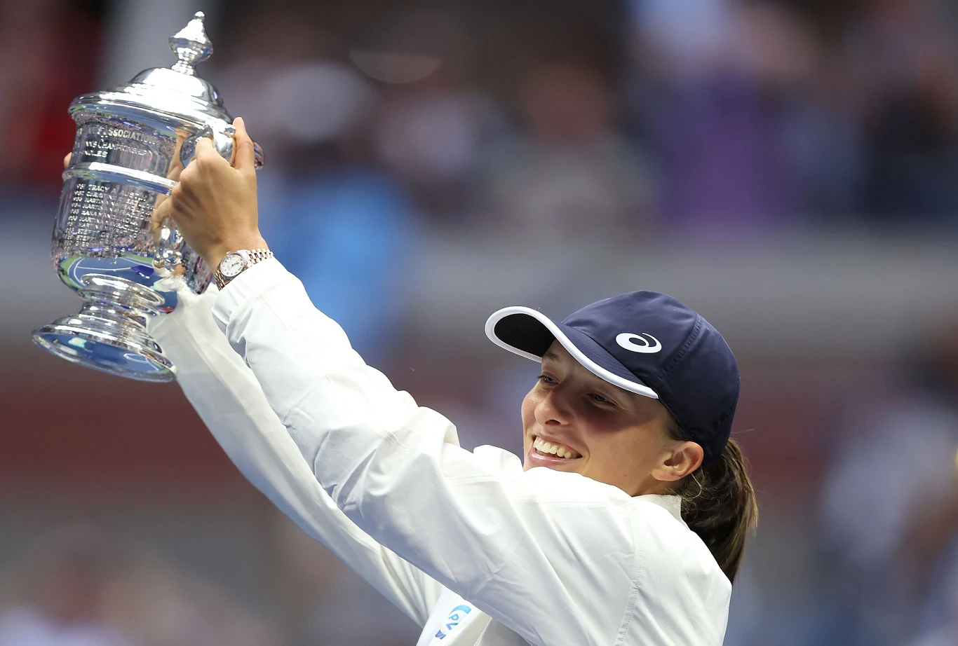 Iga Świątek z trofeum za zwycięstwo w US Open 2022. Na nadgarstku Polki model Rolex Datejust 31