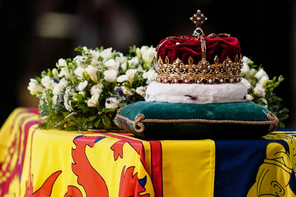 Procesja za trumną i msza w intencji królowej Elżbiety II w katedrze w Edynburgu Procesja za trumną i msza w intencji królowej Elżbiety II w katedrze w Edynburgu