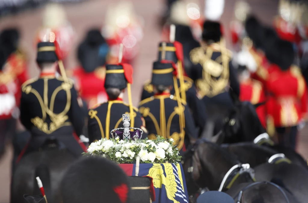 W odróżnieniu też od odprowadzenia trumny w Edynburgu, gdzie większość ludzi obserwowało kondukt w milczeniu, ale czasami rozlegały się oklaski, teraz, gdy kondukt przechodził przez reprezentacyjną aleję The Mall, oprócz dźwięków orkiestry wojskowej oraz stukotu butów żołnierzy, panowała tylko przejmująca cisza. W odróżnieniu też od odprowadzenia trumny w Edynburgu, gdzie większość ludzi obserwowało kondukt w milczeniu, ale czasami rozlegały się oklaski, teraz, gdy kondukt przechodził przez reprezentacyjną aleję The Mall, oprócz dźwięków orkiestry wojskowej oraz stukotu butów żołnierzy, panowała tylko przejmująca cisza.