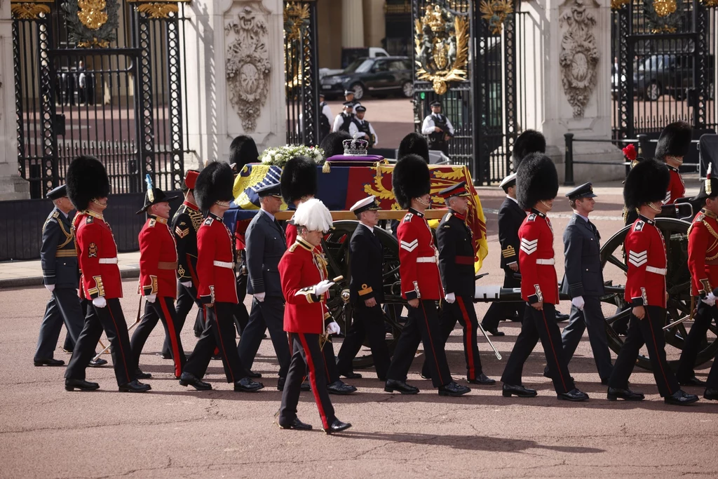 Od godz. 18 czasu polskiego do Westminster Hall wpuszczeni zostaną pierwsi ludzie czekający w kolejce, by przejść koło trumny i oddać hołd. Źródło: PAP Od godz. 18 czasu polskiego do Westminster Hall wpuszczeni zostaną pierwsi ludzie czekający w kolejce, by przejść koło trumny i oddać hołd. Źródło: PAP