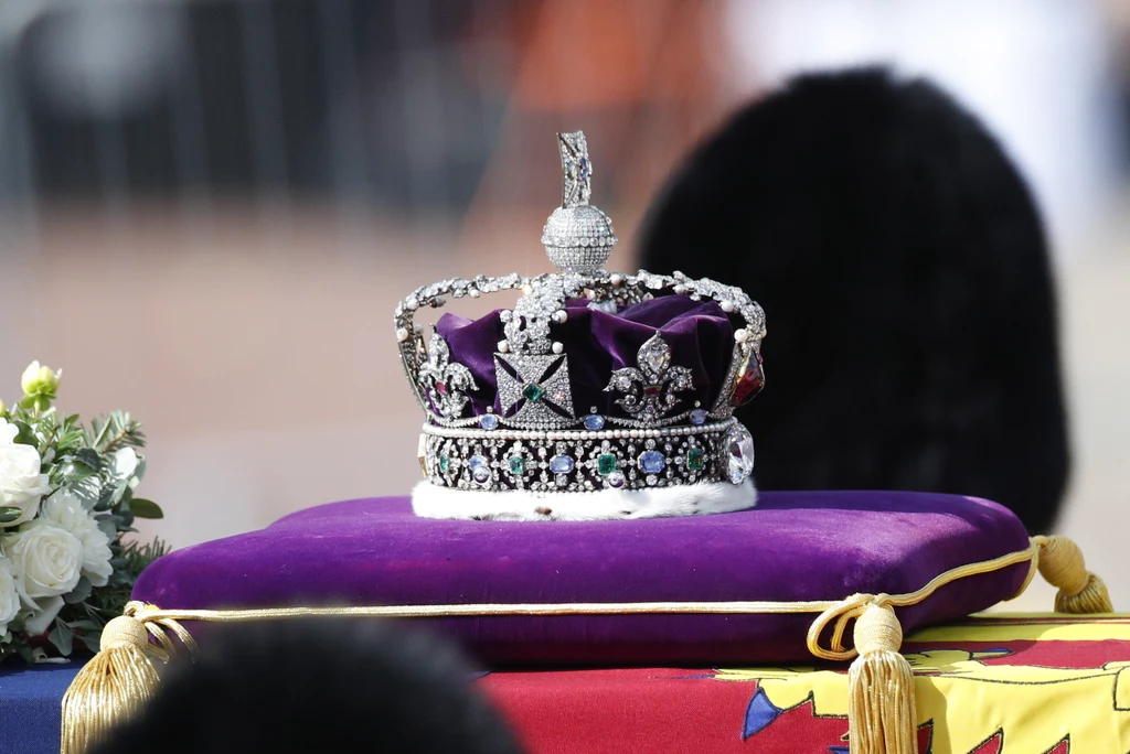 W Pałacu Westminsterskim, a dokładniej w najstarszej jego części, Westminster Hall, trumna z ciałem królowej – przykryta królewskim sztandarem, na którym umieszczono imperialną koronę oraz wieniec z kwiatów – pozostanie do dnia pogrzebu. W Pałacu Westminsterskim, a dokładniej w najstarszej jego części, Westminster Hall, trumna z ciałem królowej – przykryta królewskim sztandarem, na którym umieszczono imperialną koronę oraz wieniec z kwiatów – pozostanie do dnia pogrzebu.