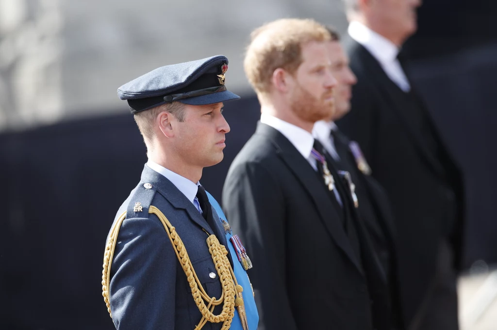 Za trumną szli także synowie króla Karola - William i Harry. Za trumną szli także synowie króla Karola - William i Harry.